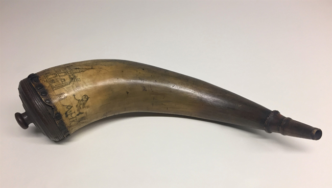 Powder Horn, ca. 1759. Museu da cidade de Nova York. 35.403.3.