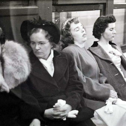 스탠리 큐브릭 뉴욕시 지하철의 삶과 사랑. 지하철 차량에있는 여자. 1946. 뉴욕시 박물관. X2011.4.10292.11E