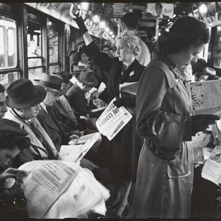 Stanley Kubrick. Vida y amor en el metro de Nueva York. Pasajeros leyendo en un vagón del metro. 1946 Museo de la ciudad de Nueva York. X2011.4.10292.30D
