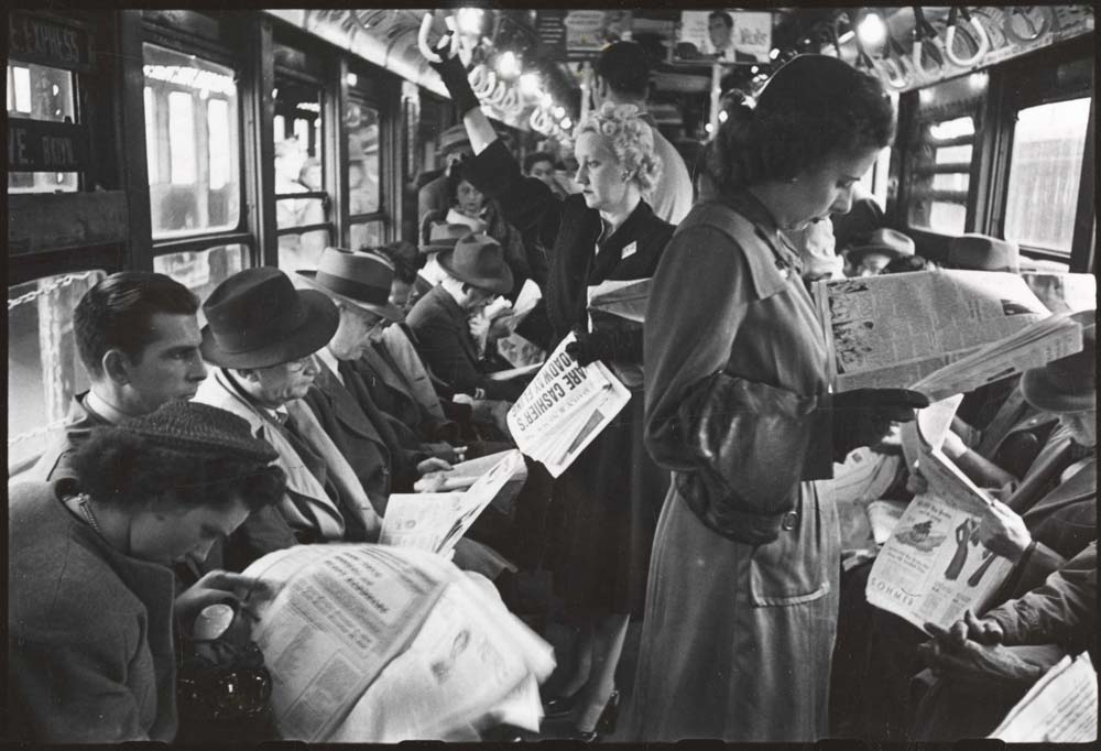 Stanley Kubrick. Vida y amor en el metro de Nueva York. Pasajeros leyendo en un vagón del metro. 1946 Museo de la ciudad de Nueva York. X2011.4.10292.30D