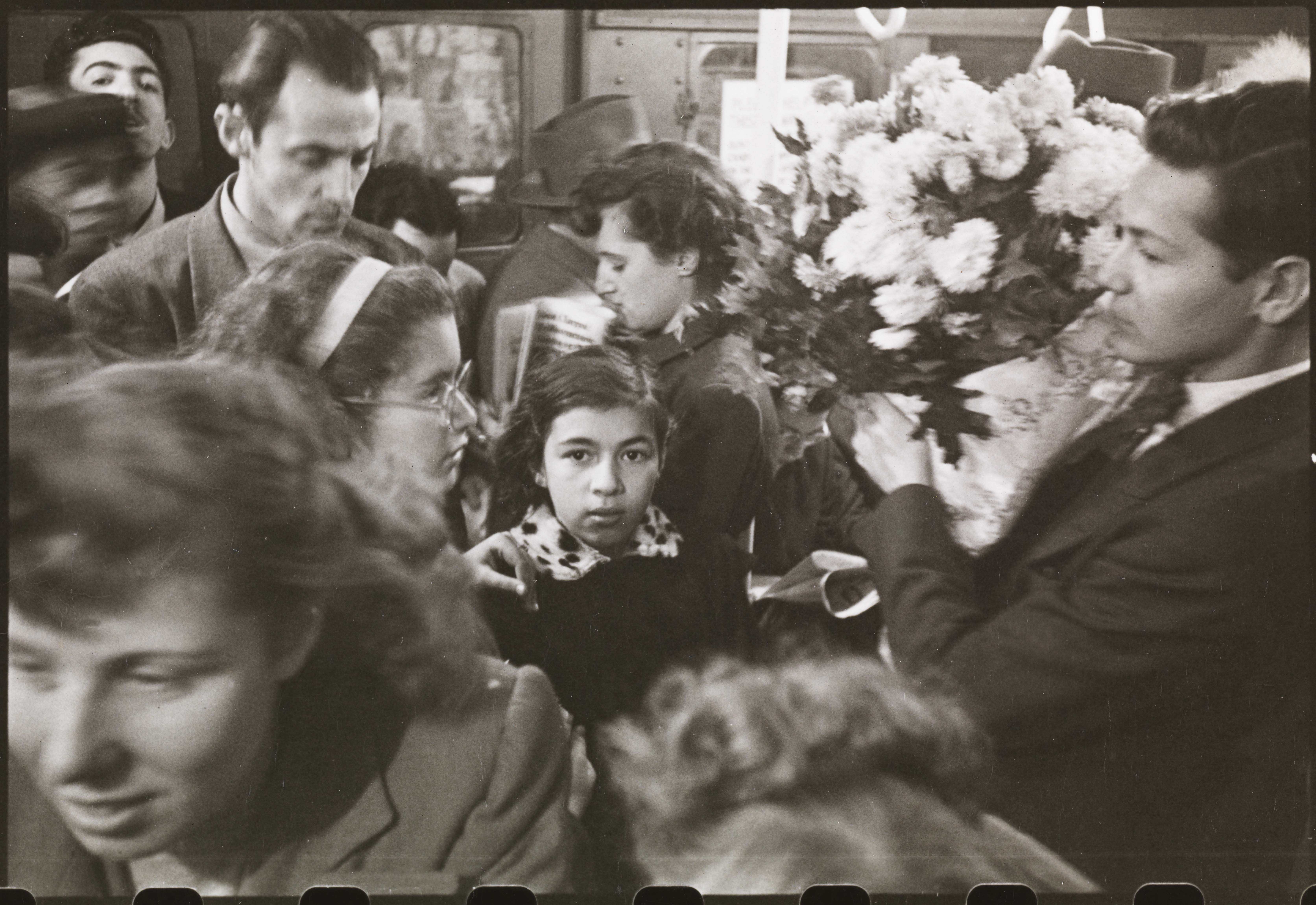 Stanley Kubrick. Vida y amor en el metro de Nueva York. Hombre llevando flores en un metro lleno de gente. 1946. Museo de la ciudad de Nueva York. X2011.4.10292.37C