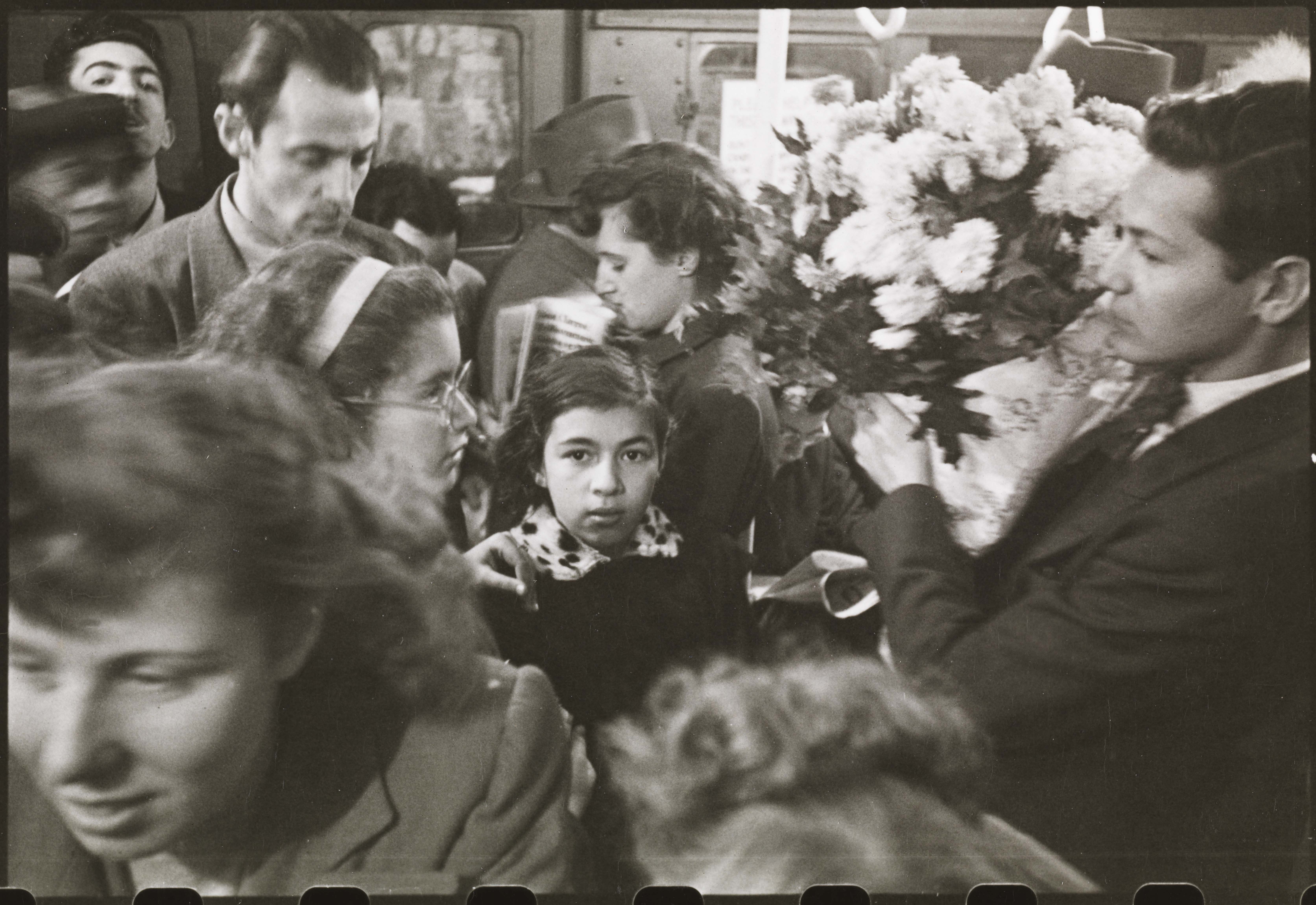 Stanley Kubrick. Vida e amor no metrô de Nova York. Homem carregando flores em um metrô lotado. 1946. Museu da cidade de Nova York. X2011.4.10292.37C