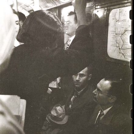 斯坦利·库布里克（Stanley Kubrick）。 纽约地铁上的生活和爱。 地铁车厢中的乘客。 1946年。纽约市博物馆。 X2011.4.10292.52B