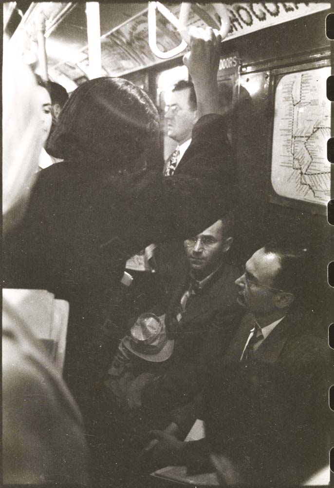 Stanley Kubrick. Vida y amor en el metro de Nueva York. Pasajeros en un vagón del metro. 1946. Museo de la ciudad de Nueva York. X2011.4.10292.52B
