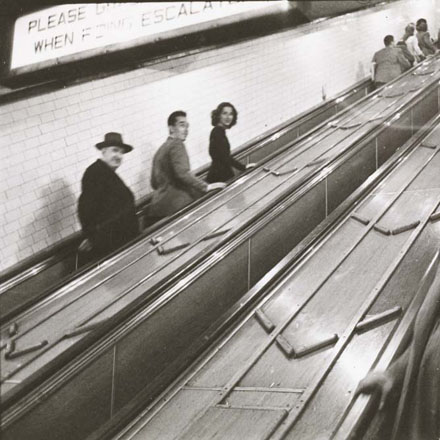 Stanley Kubrick. Vida y amor en el metro de Nueva York. Personas en escaleras mecánicas en una estación de metro. 1946. Museo de la ciudad de Nueva York. X2011.4.10292.61C