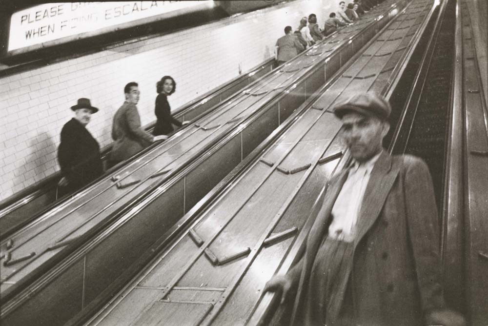 Stanley Kubrick. Vida e amor no metrô de Nova York. Pessoas em escadas rolantes em uma estação de metrô. 1946. Museu da cidade de Nova York. X2011.4.10292.61C