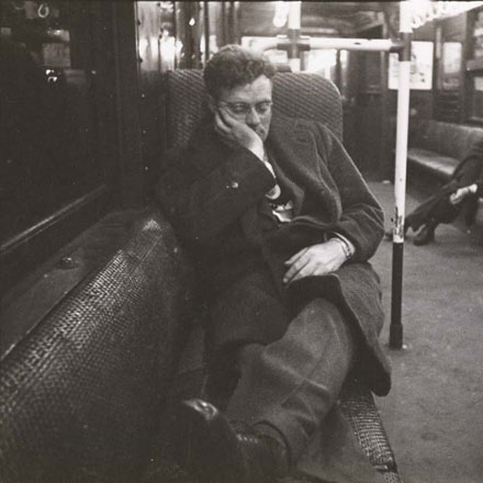 Stanley Kubrick. La vie et l'amour dans le métro de New York. Hommes dormant dans une voiture de métro. 1946. Musée de la ville de New York. X2011.4.10292.73C