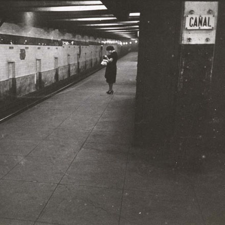 Stanley Kubrick. Vida e amor no metrô de Nova York. Mulher esperando em uma plataforma de metrô. 1946. Museu da cidade de Nova York. X2011.4.10292.81B