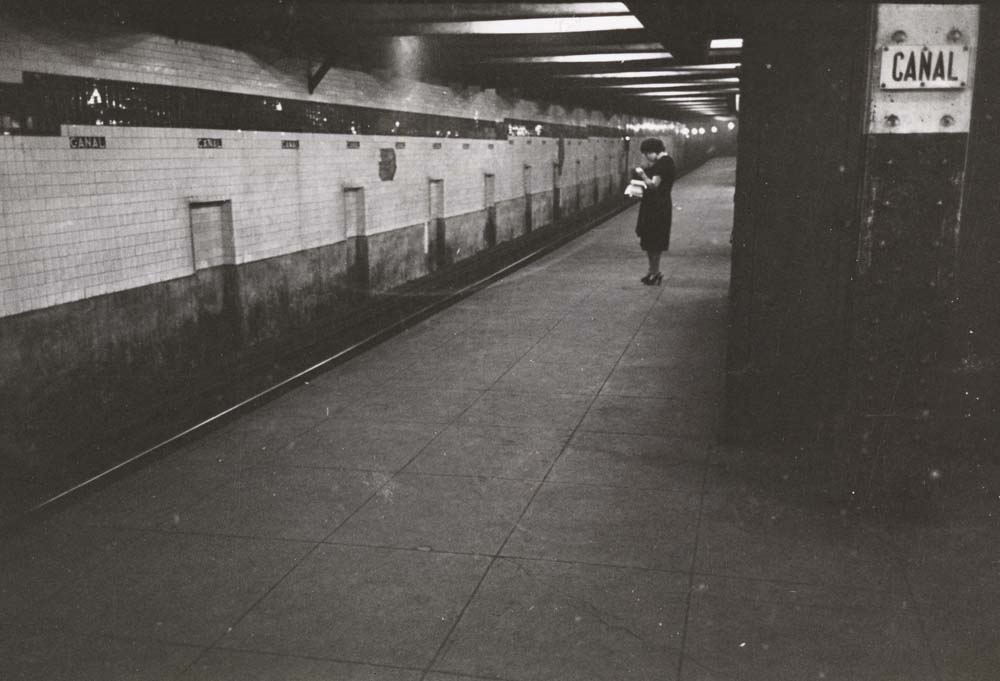 斯坦利·库布里克（Stanley Kubrick）。 纽约地铁上的生活和爱。 等待在地铁平台的妇女。 1946年。纽约市博物馆。 X2011.4.10292.81B