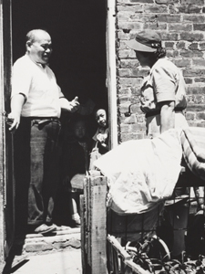 Servicio de enfermería visitante de Henry Street, parte trasera de la lavandería a mano china, saludo del padre a la enfermera en una visita de rutina para ver a su hijo