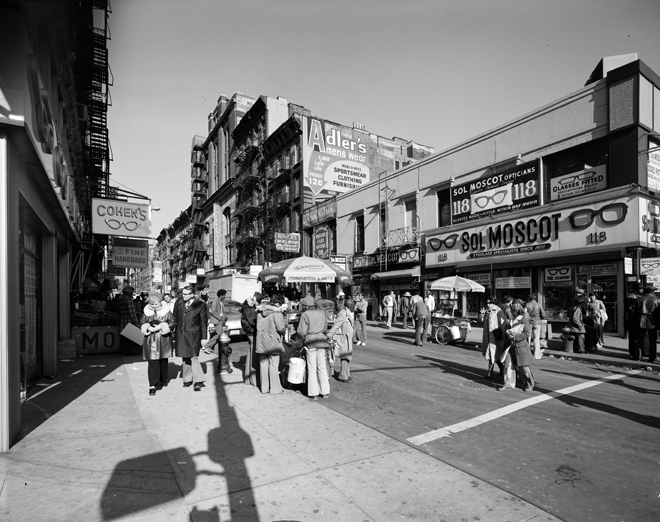 Edmund V. Gillon (1929-2008). [Mirando hacia el norte en Orchard Street desde Delancey Street], ca. 1977. Museo de la ciudad de Nueva York. 2013.3.2.627