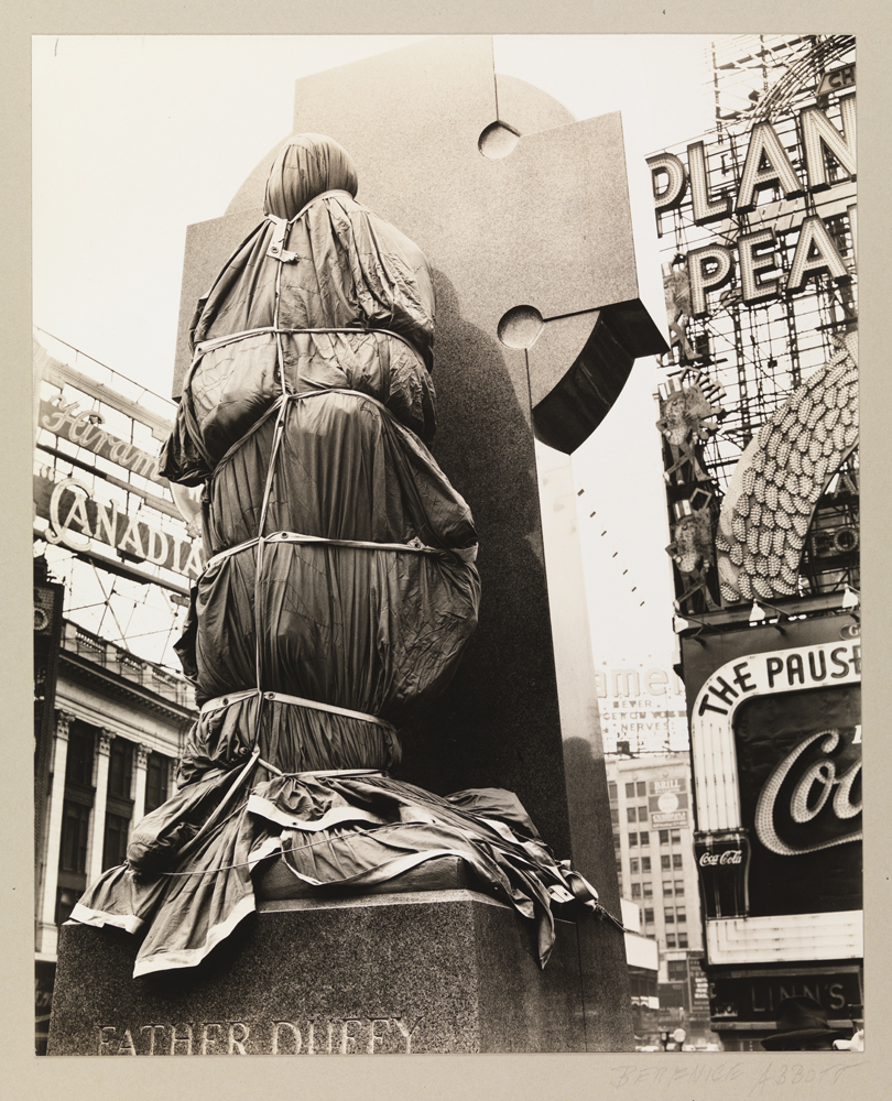 Berenice Abbott (1898-1991). Père Duffy, Times Square, 14 avril 1937. Musée de la ville de New York. 40.140.77