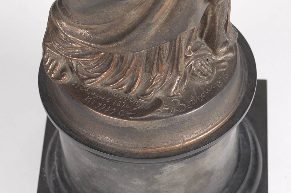 프레데릭 오귀스트 바르톨리 (Frédéric Auguste Bartholdi, 1834-1904). 자유의 여신상, 뉴욕시의 박물관의 근접 촬영. 42.421