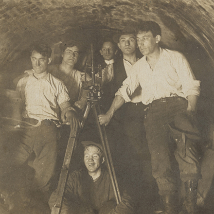 Engenheiros em túnel durante a construção da atual IRT na estação da prefeitura. ca. 1900. Museu da cidade de Nova York. 46.245.2.