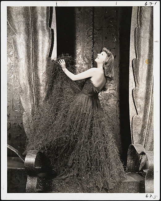 Photographie de Vandamm de Gertrude Lawrence dans le rôle de Liza Elliott pour la comédie musicale «Lady in the Dark».