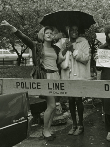 Ativistas dos direitos dos homossexuais Sylvia Rivera, Marsha P. Johnson, Barbara Deming e Kady Vandeurs no comício da prefeitura pelos direitos dos homossexuais