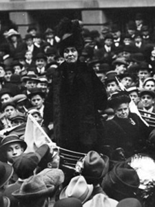 La líder sufragista británica Emmeline Pankhurst en Wall Street