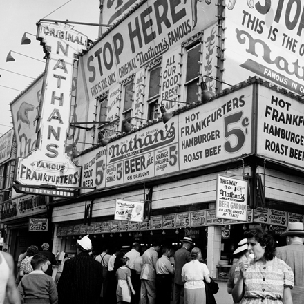 Andrew Herman, Federal Art Project (sd). Carrinho de cachorro-quente de Nathan, Coney Island, julho de 1939. Museu da cidade de Nova York. 43.131.5.13