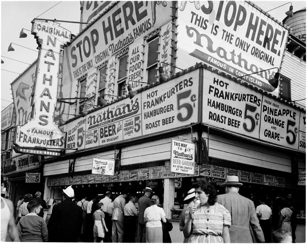 Andrew Herman, Federal Art Project (sd). Carrinho de cachorro-quente de Nathan, Coney Island, julho de 1939. Museu da cidade de Nova York. 43.131.5.13