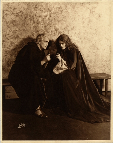 Estúdio branco. [Sayre Crawley como Frei Laurence e Eva Le Gallinne como Julieta.] 1930. Museu da cidade de Nova York. 50.281.290
