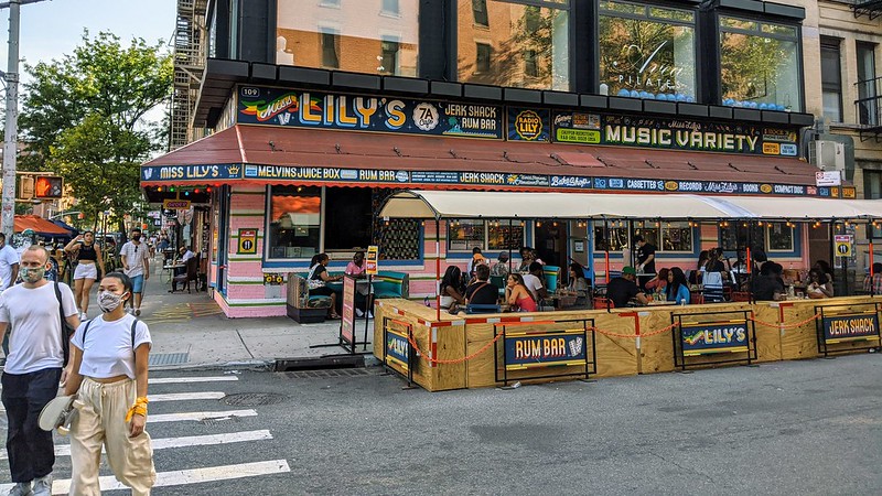 Foto de gente comiendo afuera en el Jerk Shack de Miss Lily