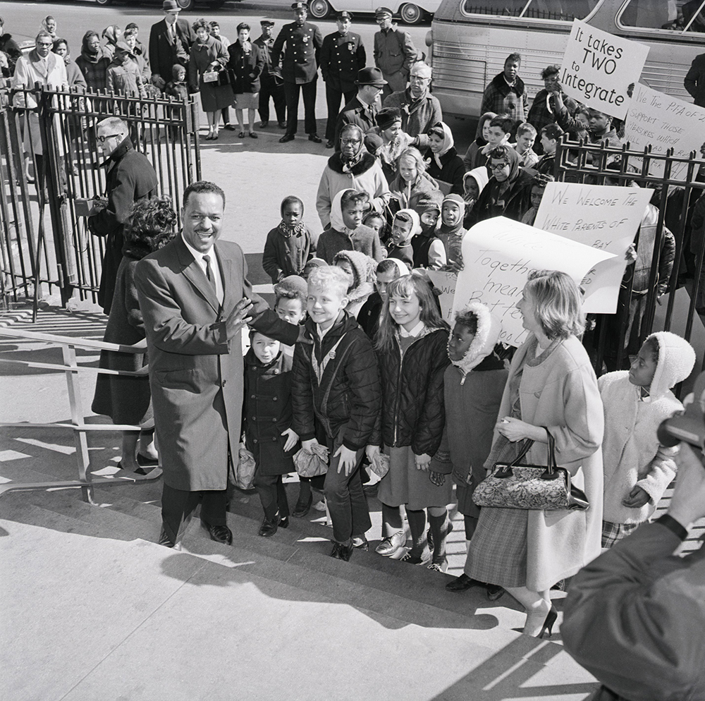 LE RÉVÉREND MILTON GALAMISON CONDUIT LES ENFANTS AU PS 21 À BROOKLYN. 16 mars 1964, © Bettmann/Corbis.