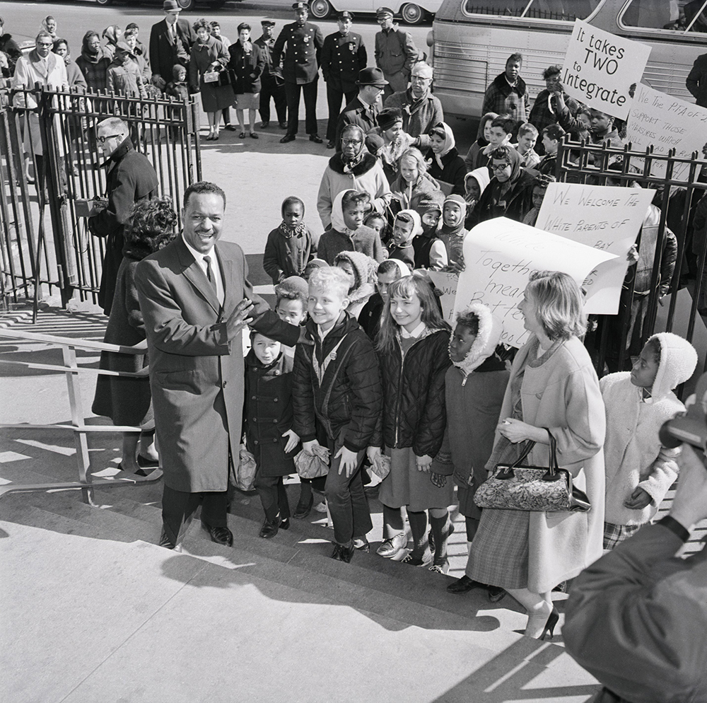 O REVERENDO MILTON GALAMISON LEVA AS CRIANÇAS AO PS 21 NO BROOKLYN. 16 de março de 1964, © Bettmann/Corbis.