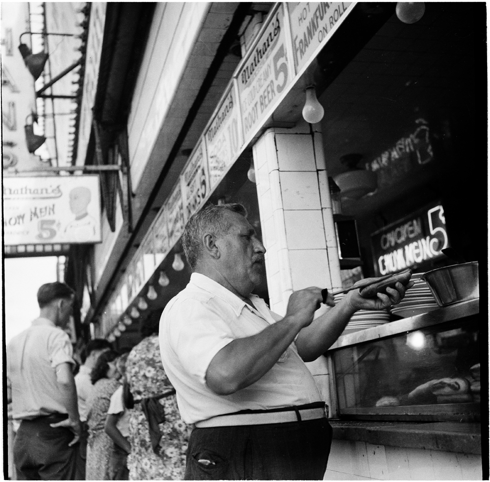 Andrew Herman, Federal Art Project (sd). No Nathan's Hot Dog Stand 2, julho de 1939. Museu da cidade de Nova York. 43.131.5.91