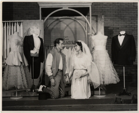 Fred Fehl [Larry Kert como Tony y Carol Lawrence como Maria] 1957. Museo de la Ciudad de Nueva York. 68.80.2959