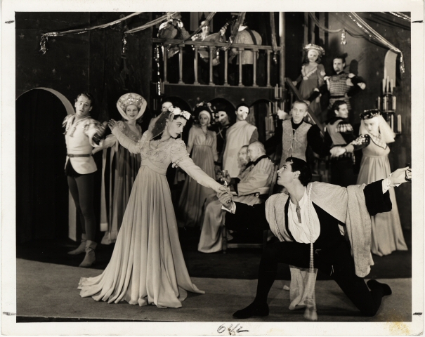Willinger Hollywood. [Vivien Leigh y Laurence Olivier en Romeo y Julieta] 1940. Museo de la Ciudad de Nueva York. 68.808.9362