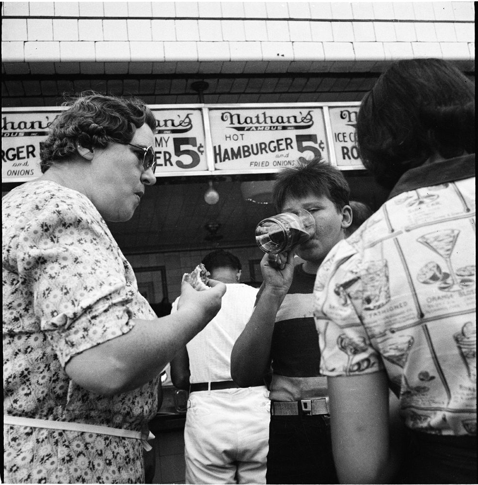 Andrew Herman, Proyecto Federal de Arte (sf). En el puesto de perritos calientes de Nathan, julio de 1939. Museo de la Ciudad de Nueva York. 43.131.5.33