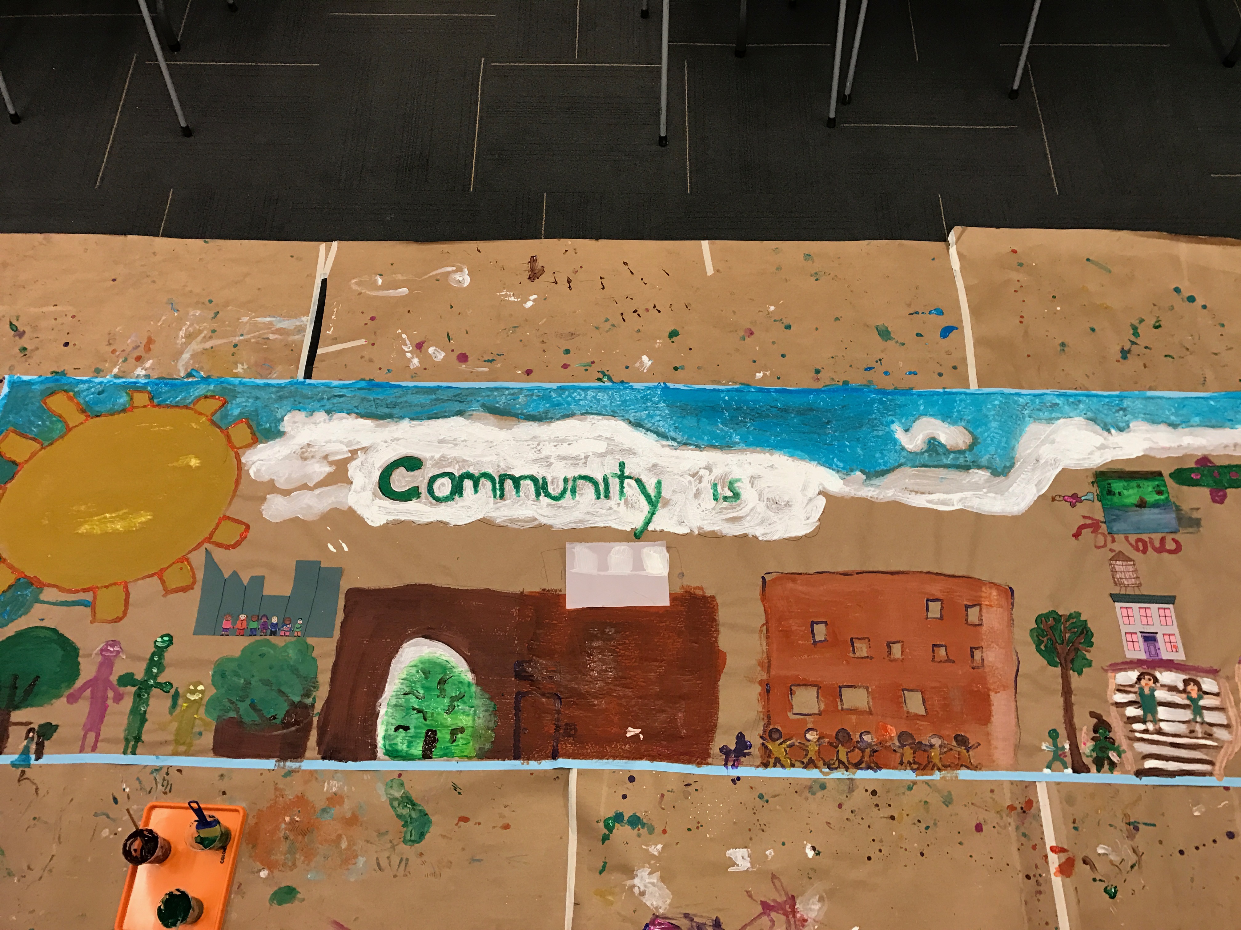 Fotografía de un mural comunitario creado durante un programa familiar gratuito.