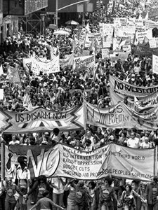 Manifestación anti-nuclear en la calle 42