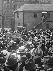 Emma Goldman dirigiéndose a la multitud