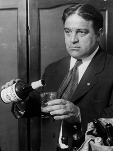 Fiorello La Guardia 在他的国会办公室倒啤酒