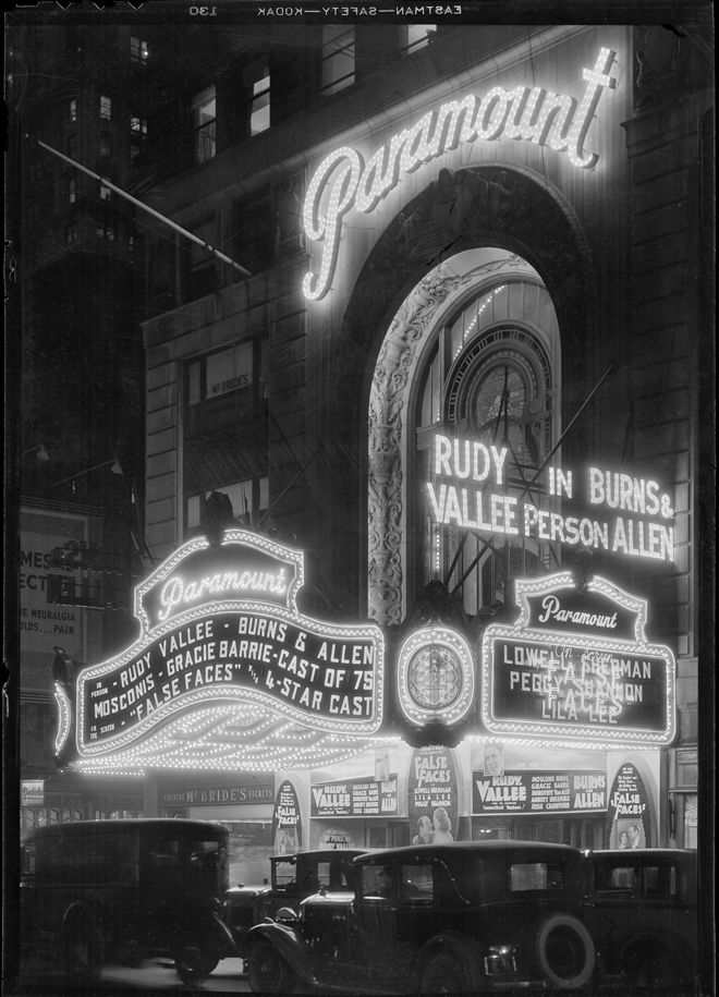 Samuel Herman Gottscho (1875-1971). Vista para a cidade de Nova York. Teatro Paramount à noite, 30 de novembro de 1932. Museu da cidade de Nova York. 88.1.1.2542