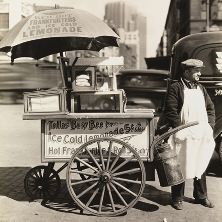 Berenice Abbott (1898-1991). Hot Dog Stand, 8 de abril de 1936. Museu da cidade de Nova York. 40.140.147