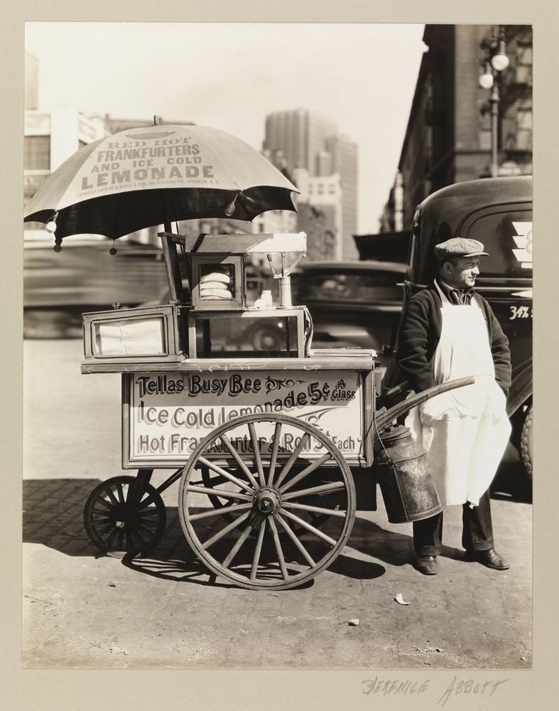 Berenice Abbott (1898-1991). Hot Dog Stand, 8 de abril de 1936. Museu da cidade de Nova York. 40.140.147