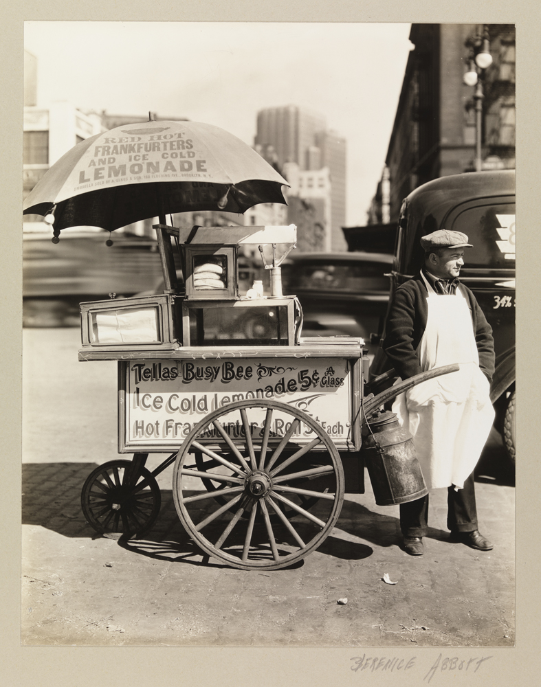 Berenice Abbott (1898-1991). Puesto de perritos calientes, 8 de abril de 1936. Museo de la Ciudad de Nueva York. 40.140.147