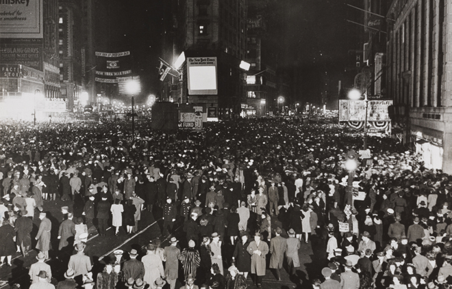 Estados Unidos. Oficina de Información de Guerra. Times Square en la noche, 1944. Museo de la Ciudad de Nueva York. 90.28.79