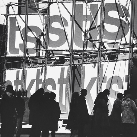 Andreas Feininger（1906-1999）。 剧院售票，时代广场，1979年。纽约市博物馆。 90.40.27