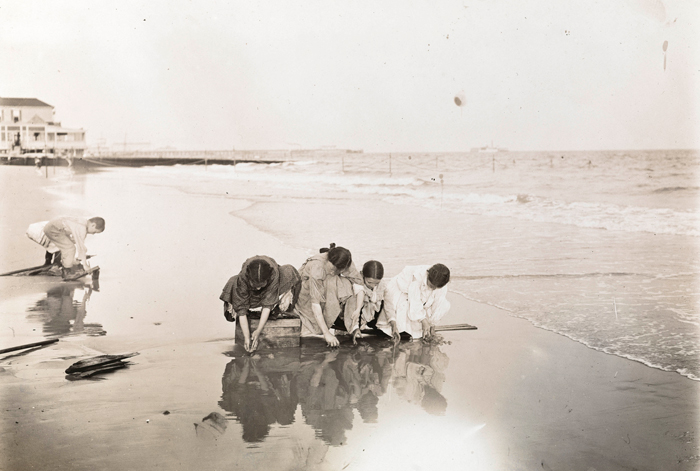 Una foto del museo de Jacob A. Riis de niños jugando junto al agua tomada en 1895.