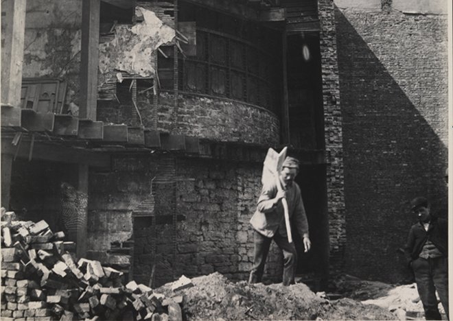 Robert L. Bracklow (1849-1919). Le réservoir d'Aaron Burr à l'intérieur d'un ancien bâtiment, les rues Centre et Duane. Californie. 1900. Musée de la ville de New York. 93.91.209