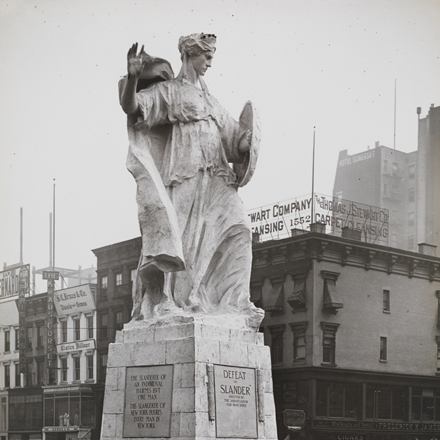 Robert L. Bracklow (1849-1919). [Policial em frente ao monumento intitulado "Derrota da difamação"], 1910. Museu da cidade de Nova York. 93.91.233