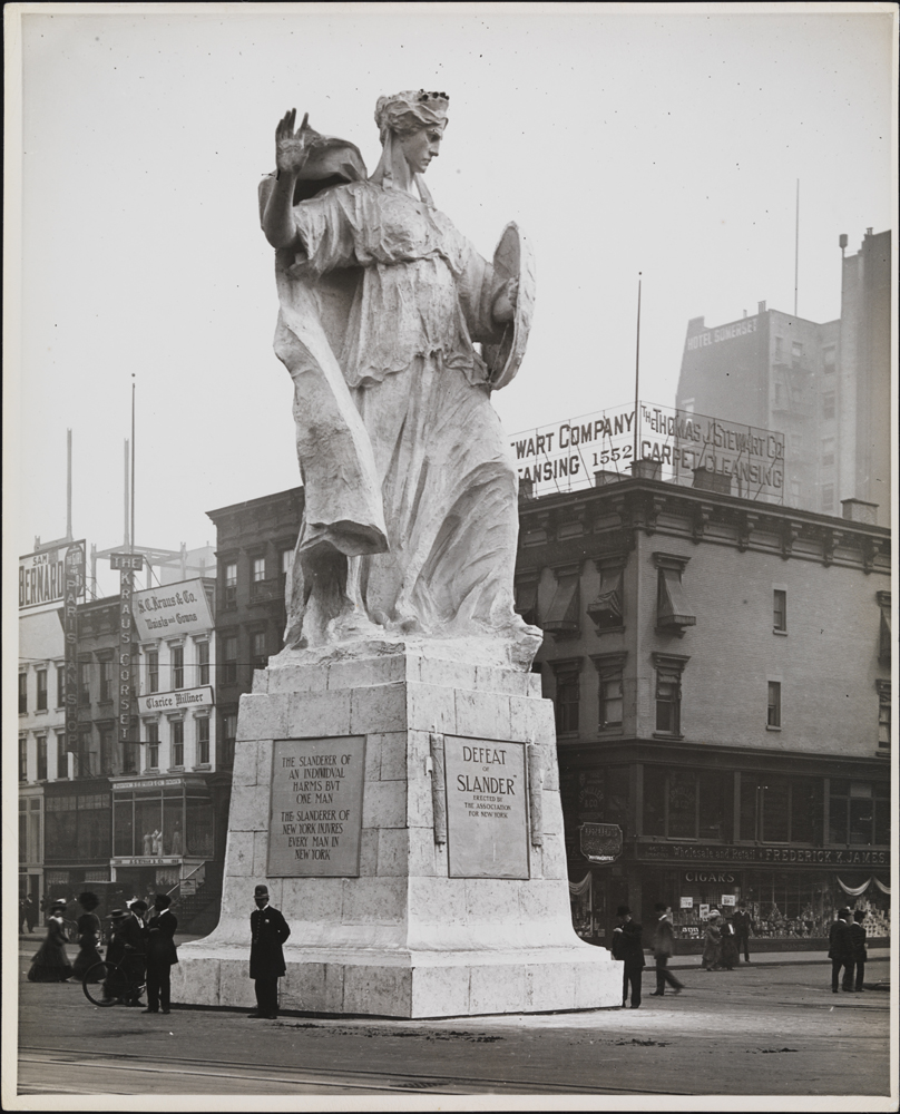 Robert L. Bracklow (1849-1919). [Policial em frente ao monumento intitulado "Derrota da difamação"], 1910. Museu da cidade de Nova York. 93.91.233