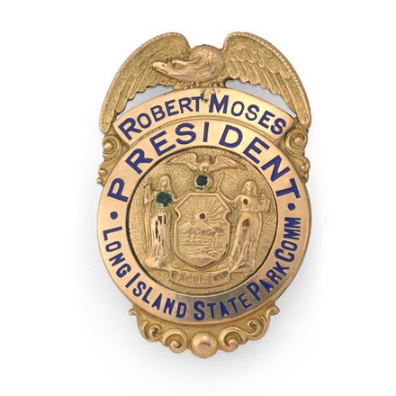 Una selección de insignias propiedad de Robert Moses