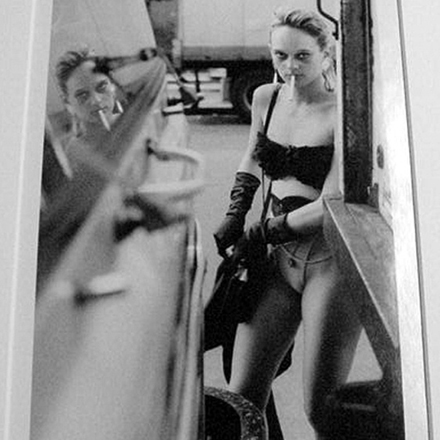 Paul Lachenauer (sem datas). Prostituta, West 40th Street, 1990. Museu da cidade de Nova York. 99.91.1