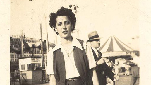 Una mujer de pie en el paseo marítimo de Coney Island.