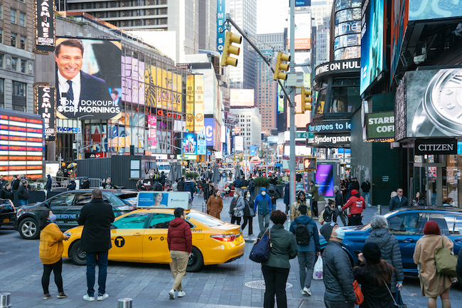 Photographie de foules marchant dans Times Square