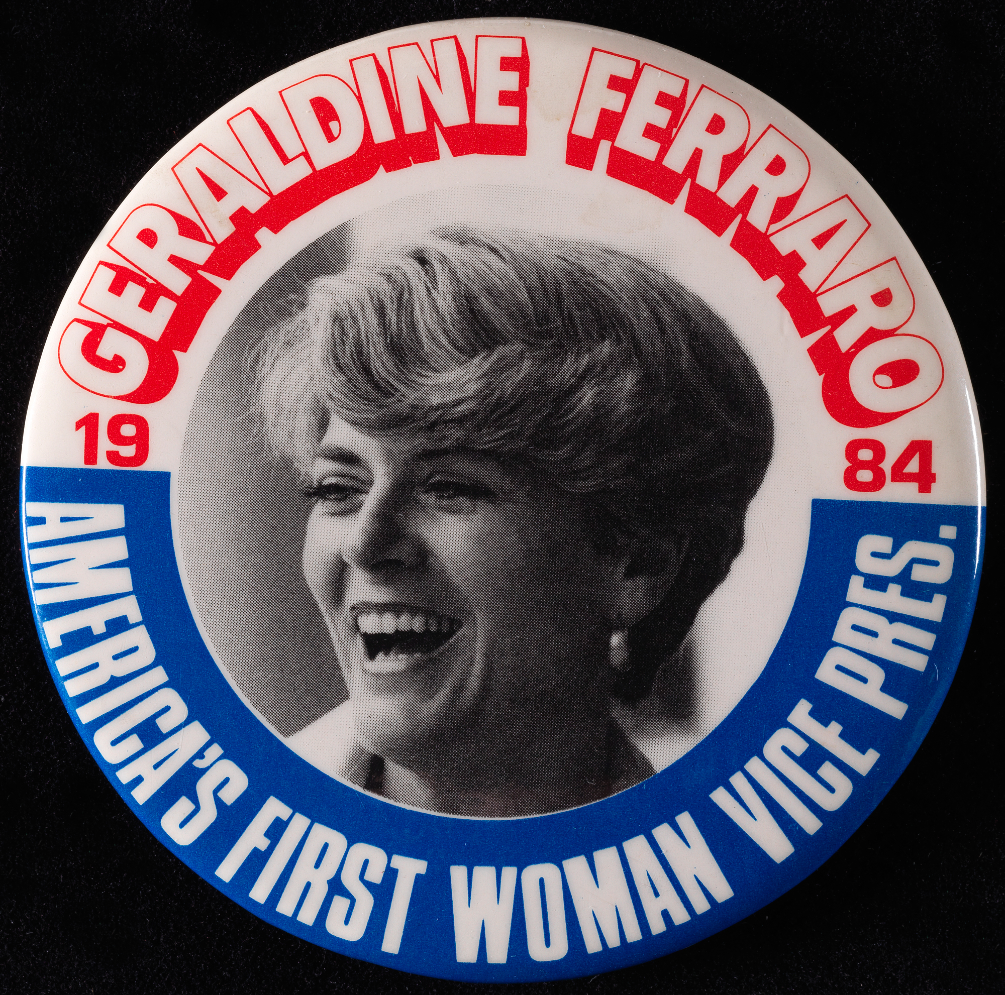 중간에 여자 사진이있는 버튼과 가장자리에“Geraldine Ferraro / America 's First Woman Vice Pres./1984”버튼